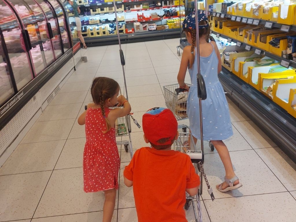 niños haciendo compra
