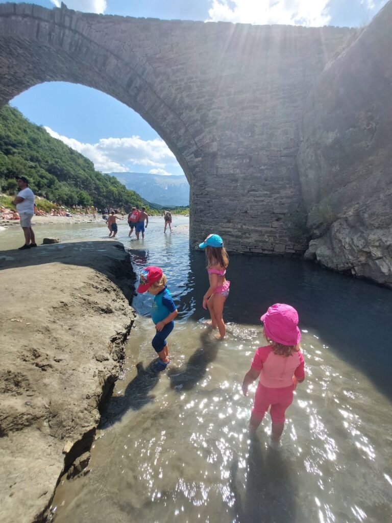 los tres ninos en agua en Albania