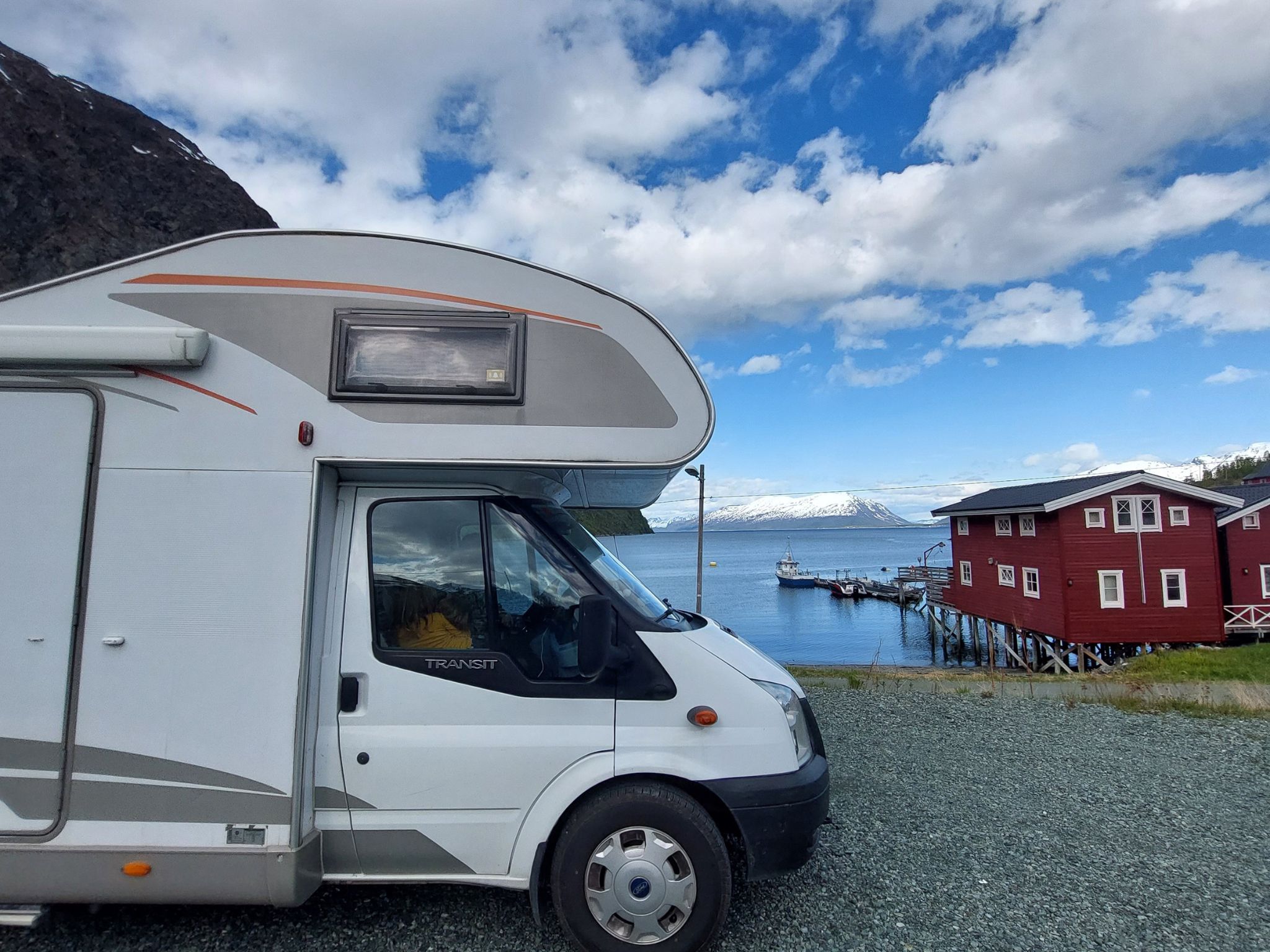 autocaravana en pueblo de Noruega