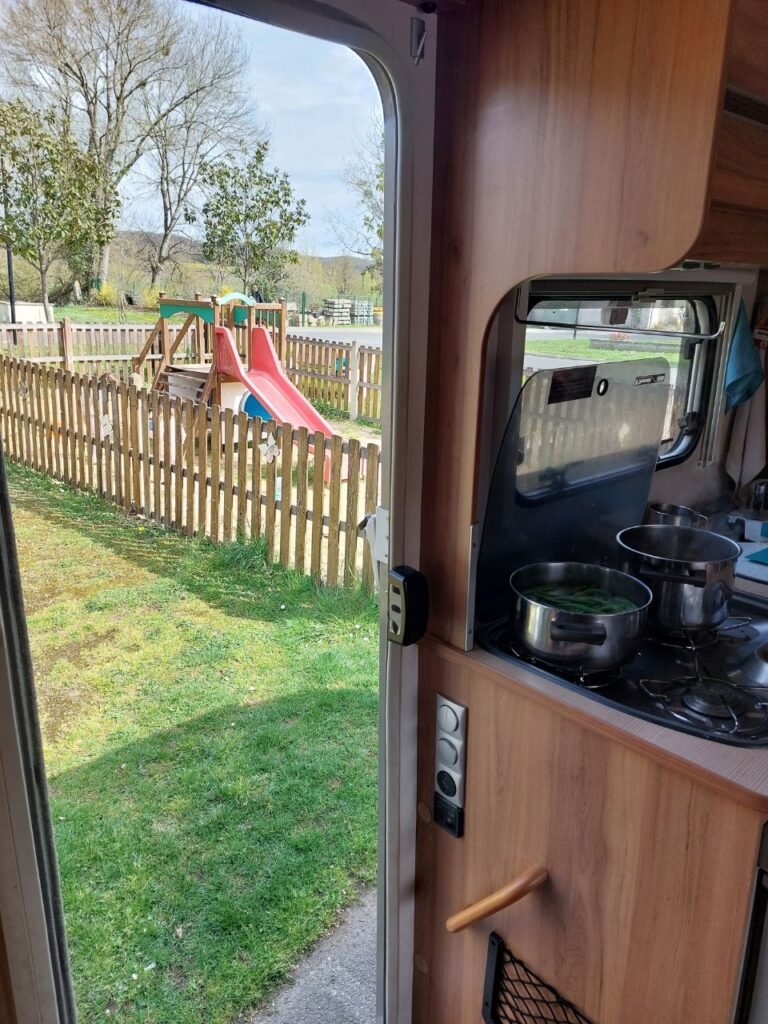 vista desde dentro de autocaravana al parque infantil