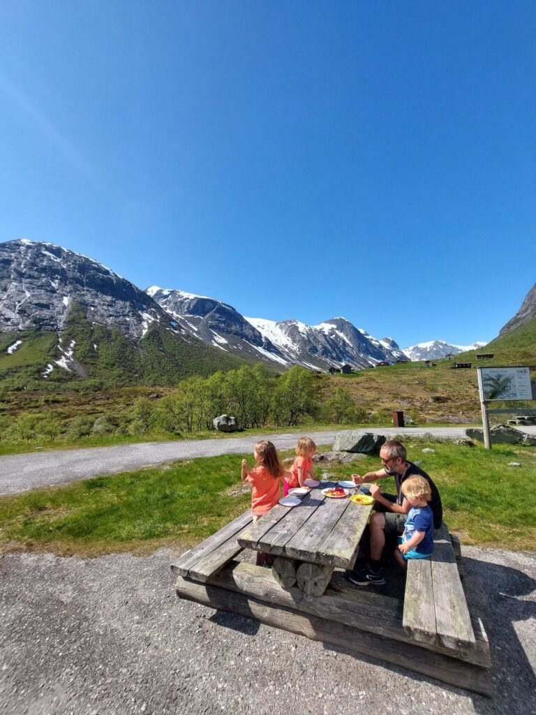 familia comiendo en la mesa, montana en fondo