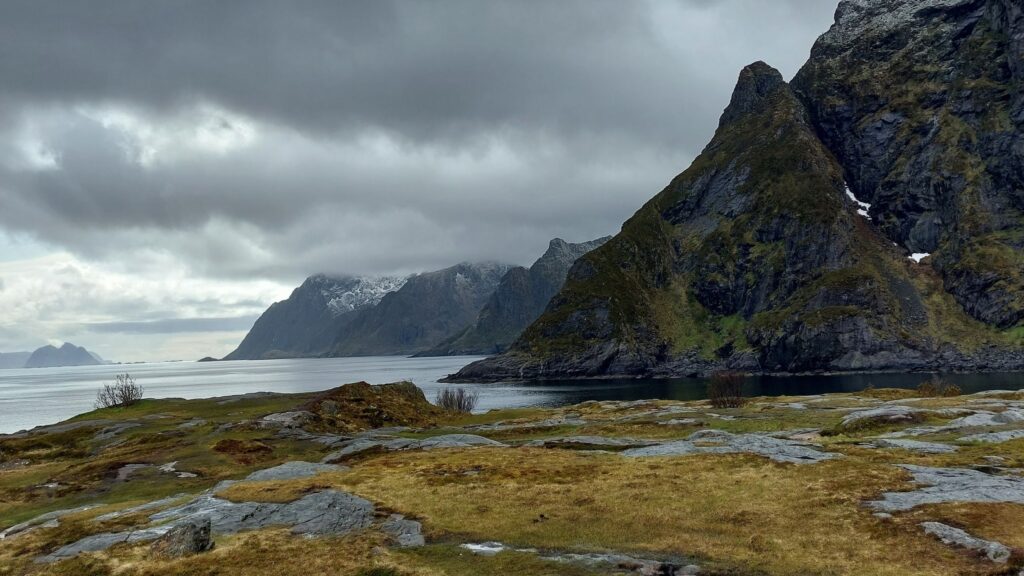 vista al mar y la montana en islas lofoten