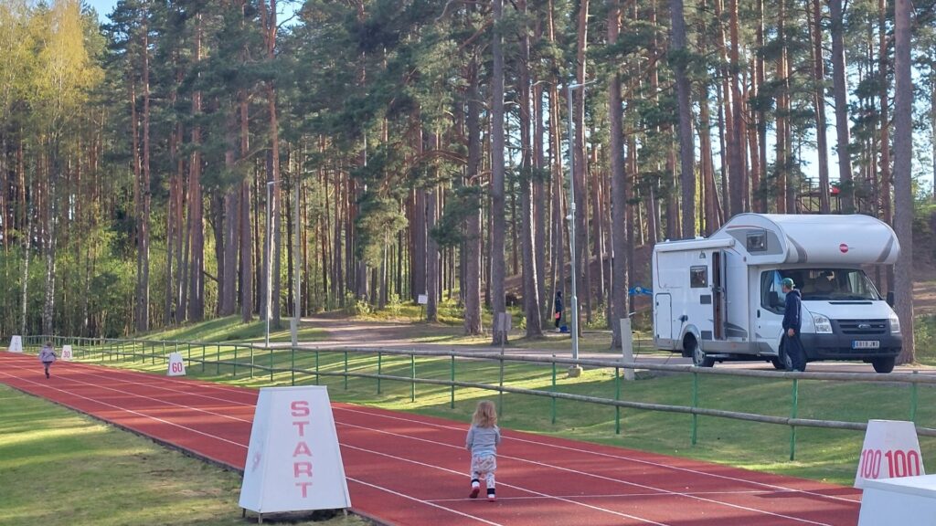 autocaravana aparcada en el centro esportivo en Estonia