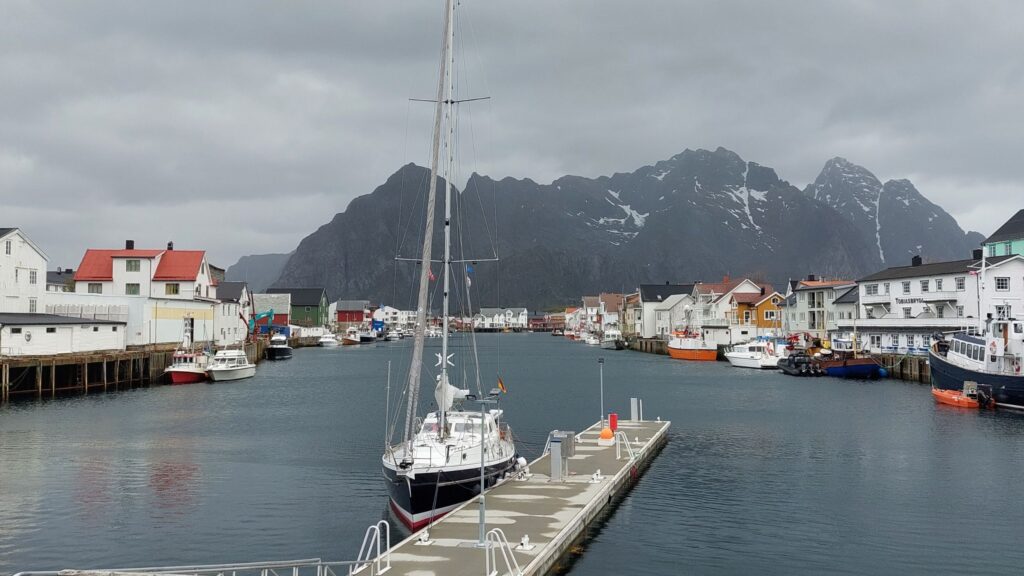 vista al mar, montana, veleros en Noruega en las islas lofoten