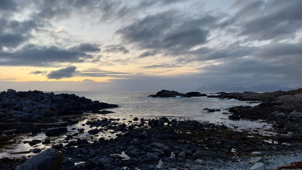 Vista al mar y el cielo desde Laukvik, pueblo en islas lofoten.