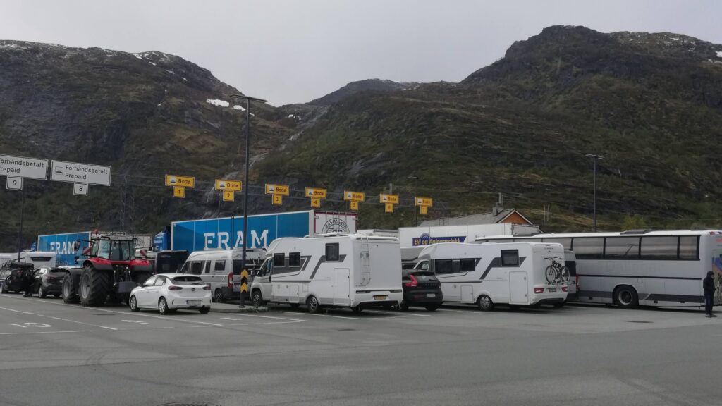 autocaravanas esperando el ferry en islas lofoten