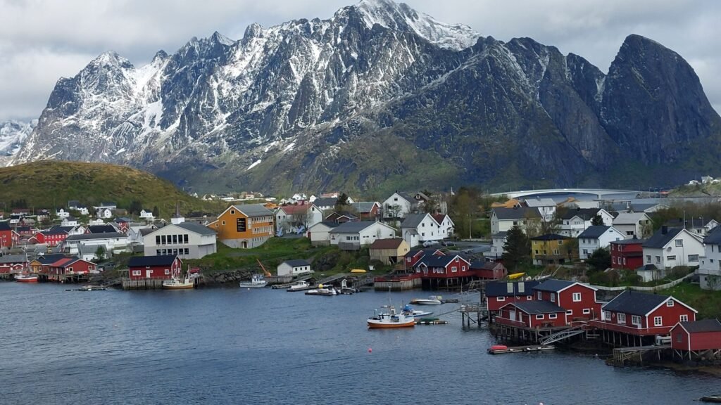 vista a la montana y pueblo en las islas lofoten