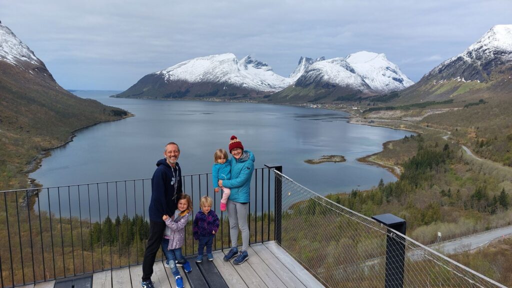 Familia con 3 hijos en mirador en Isla de Senja Noruega. 