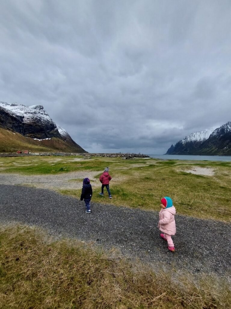 ninos caminando en Noruega