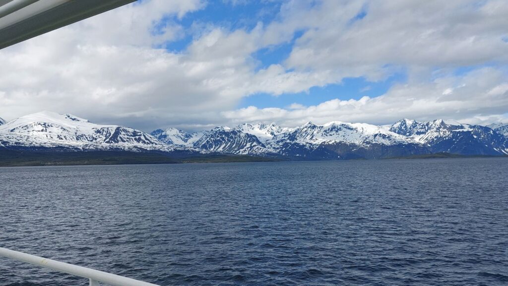 vista lyngen alps desde el ferry