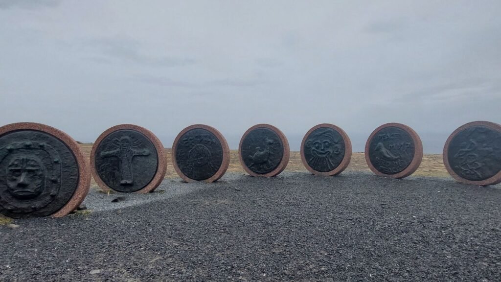 monumento Ninos de la Tierra en Nordkapp