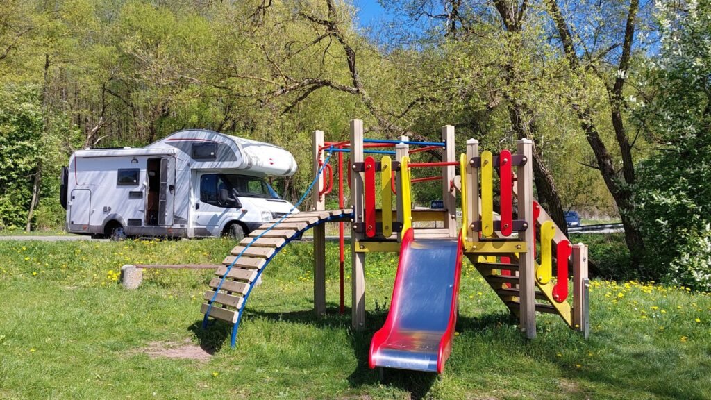 autocaravana y el parque infantil enfrente