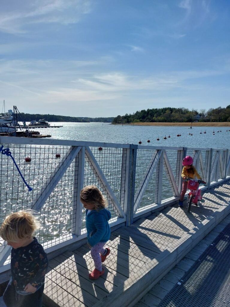 Los ninos caminando por el puente en Naantali, Finlandia