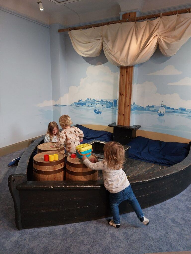 Ninos jugando en el museo, en barco