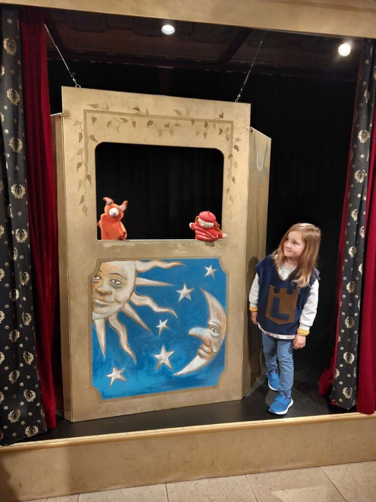 Nina jugando en teatro de Helsinki museo