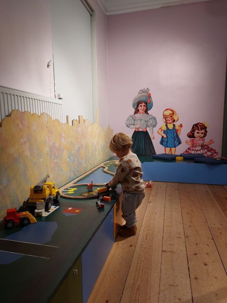 Nino jugando en Helsinki City Museum con trencito