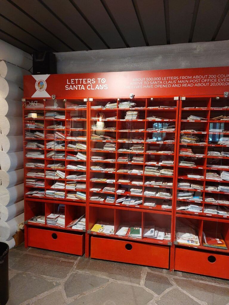 Oficina de correos de Santa Claus en Rovaniemi. Cartas en el mueble rojo