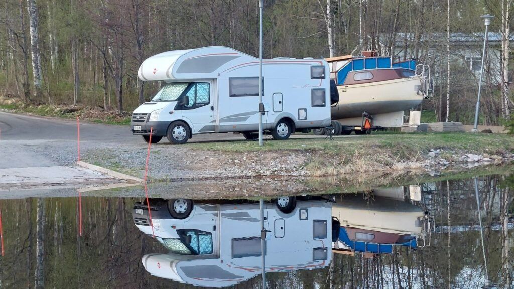 autocaravana aparcada en frente de lago en Finlandia