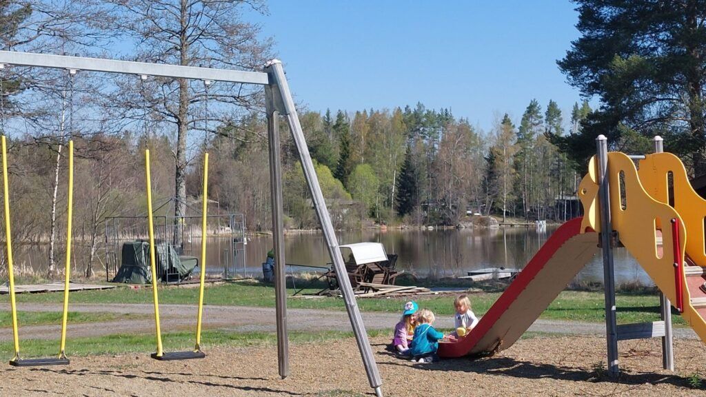 ninos jugando en el parque infantil en el camping en Finlandia