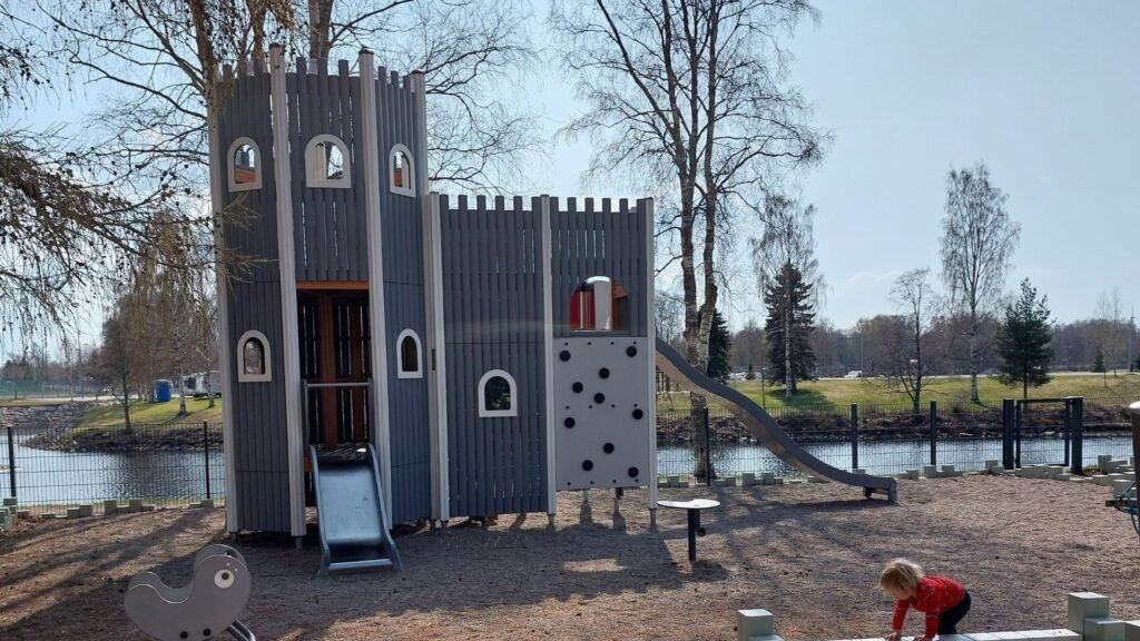 Los ninos jugando en el parque infantil en Oulu, Finlandia