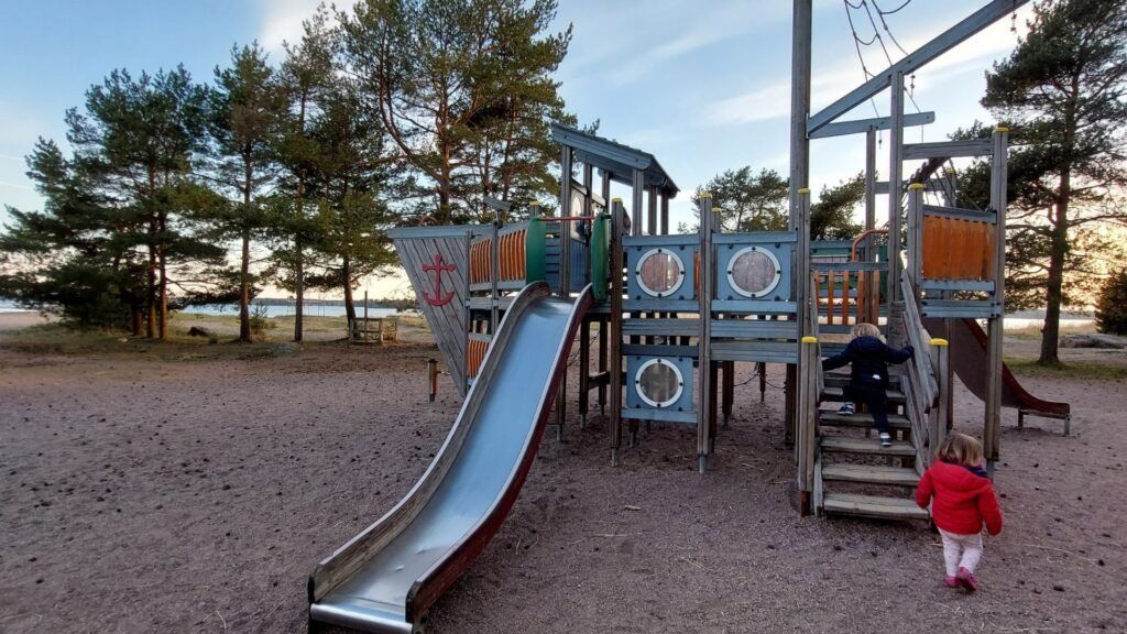 Los ninos jugando en el parque infantil en Finlandia