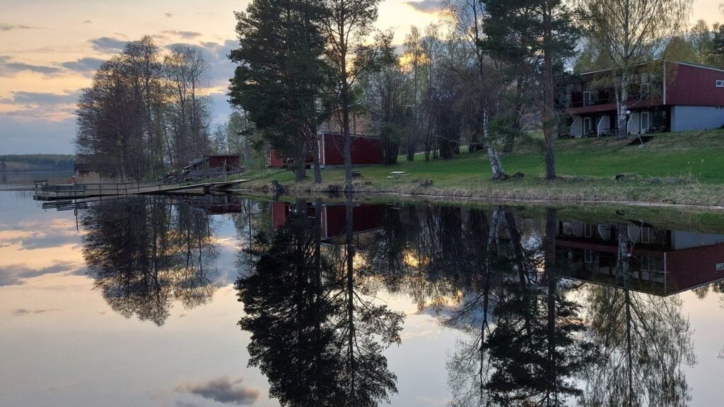 vista al lago y los arboles en finlandia