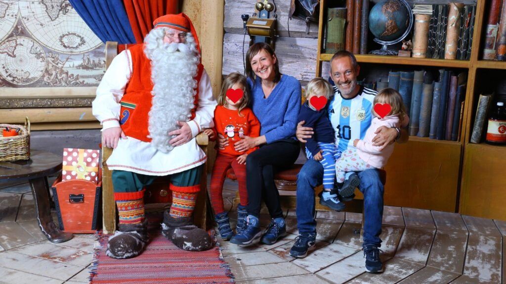 Papa Noel y familia con tres hijos pequenos