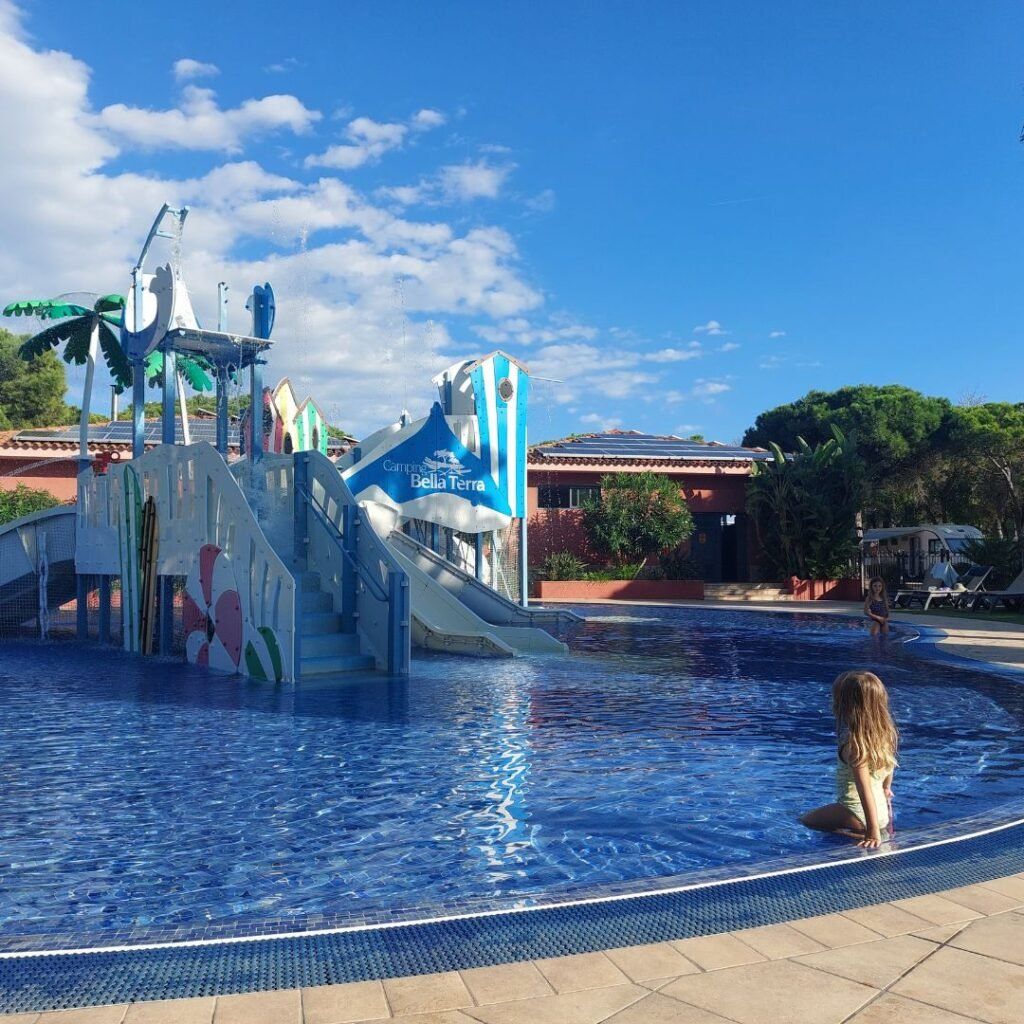 piscina con toboganes