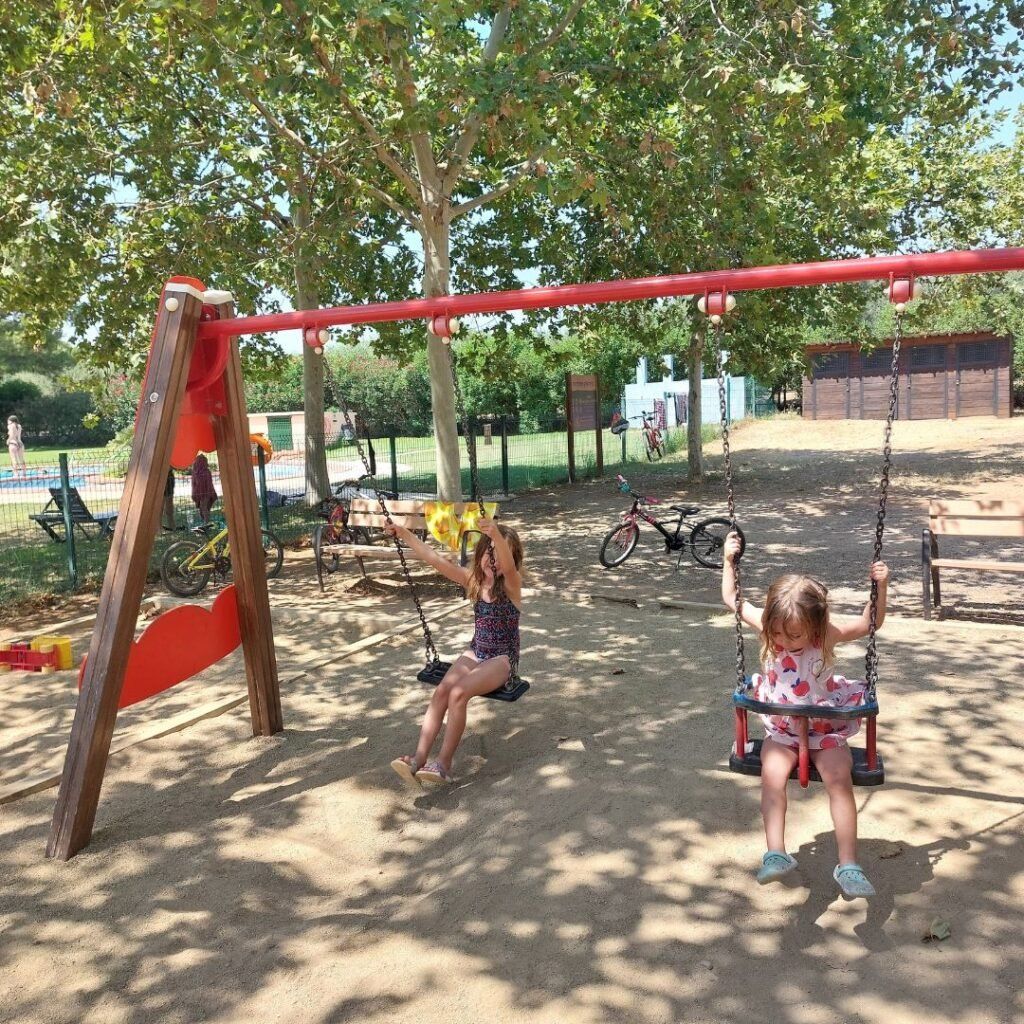 ninas jugando en el parque infantil