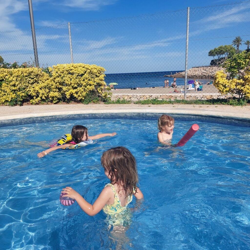ninos jugando en la piscina Camping Nautic