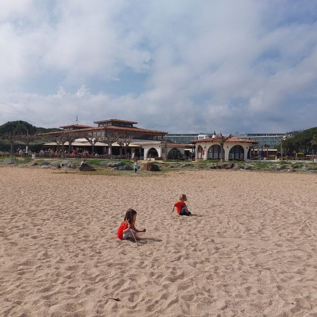 ninos jugando en la playa