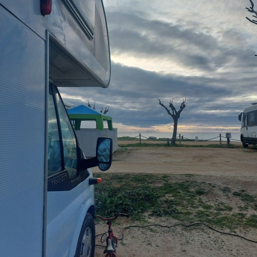 vista al mar, autocaravana aparcada en la parcela