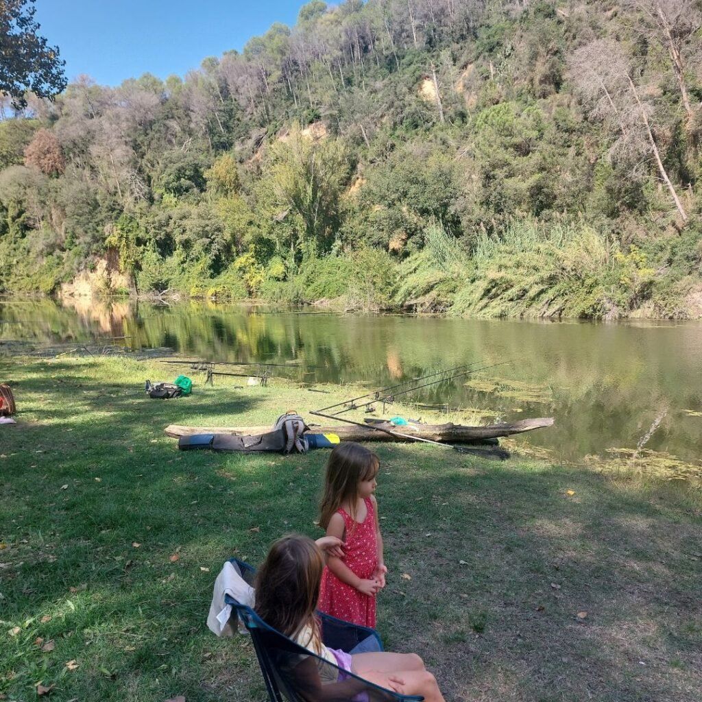 ninas mirando el rio
