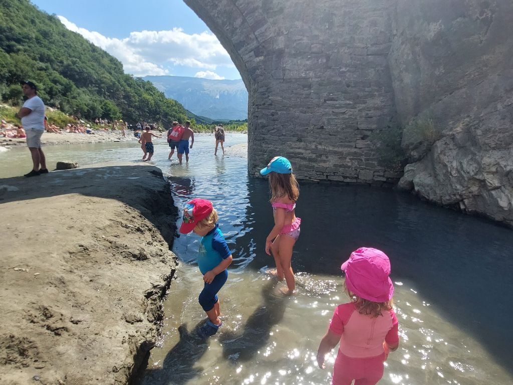 Albania tres ninos