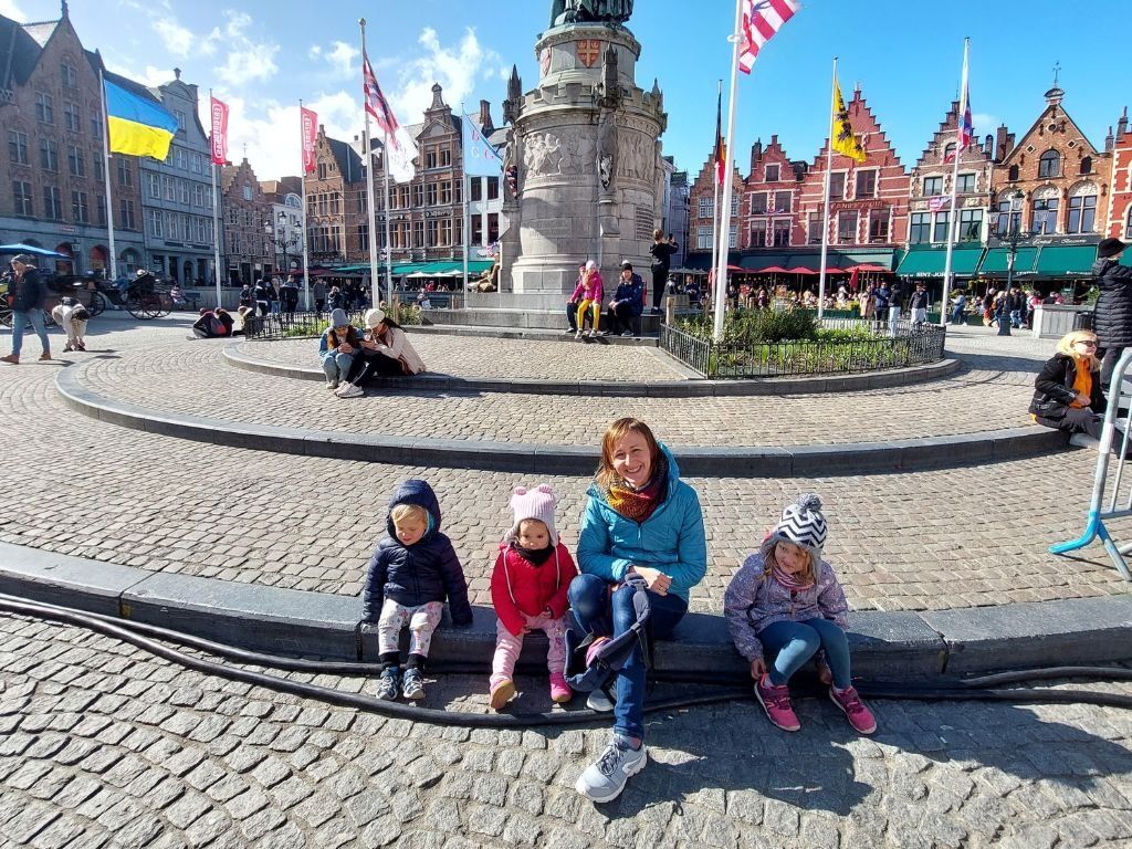 Una mujer con tres ninos en Bruges