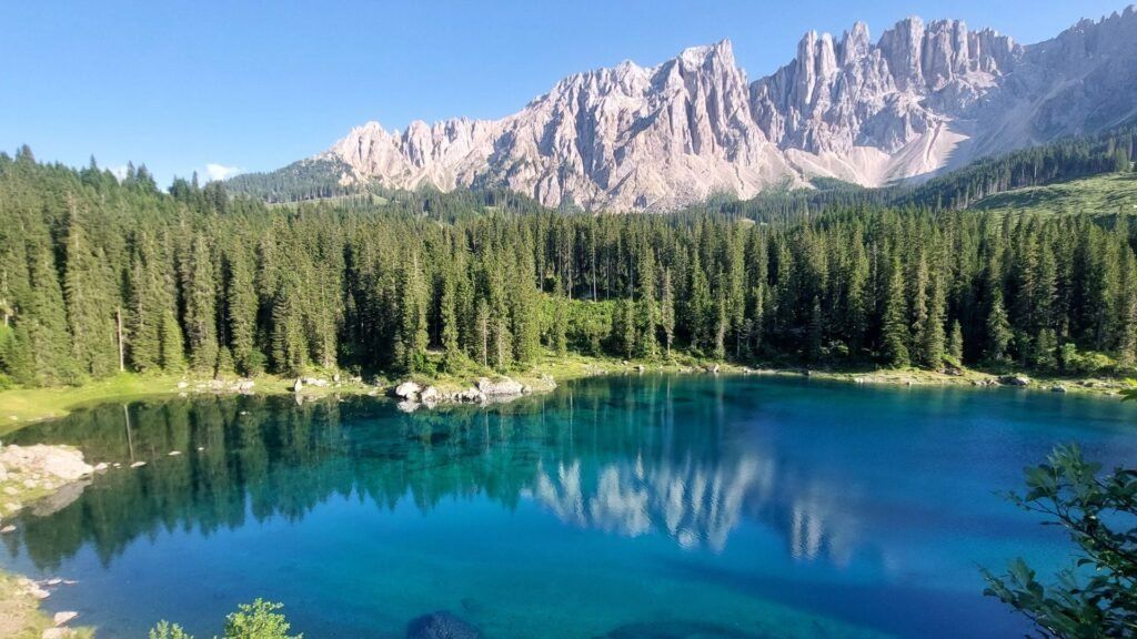 Lago di Carezza en dolomitas