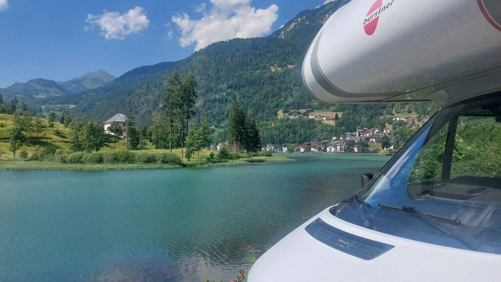 Vista autocaravana y Lago Alleghe en Dolomitas, Italia