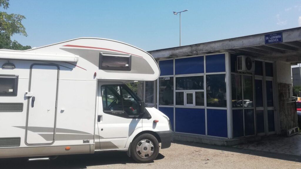 Autocaravana aparcada enfrente del hospital