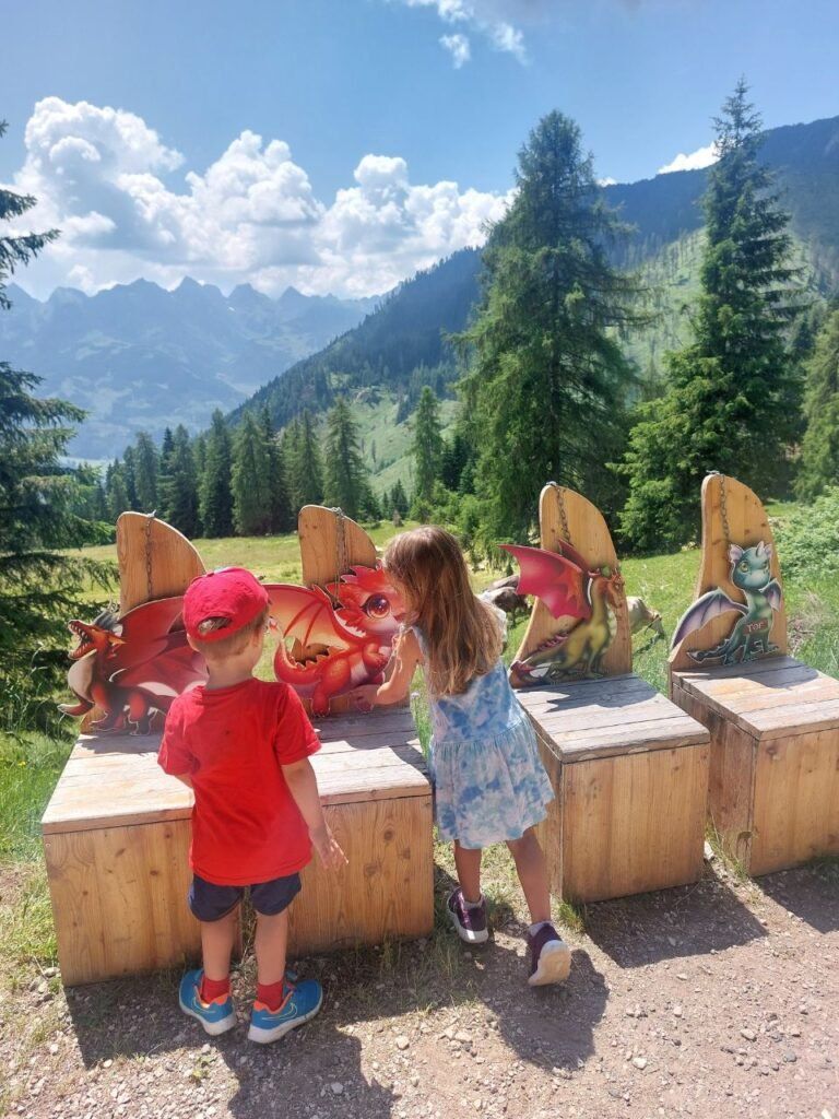 niños en la montana en Dolomitas Italia haciendo ruta La Foresta di Draghi
