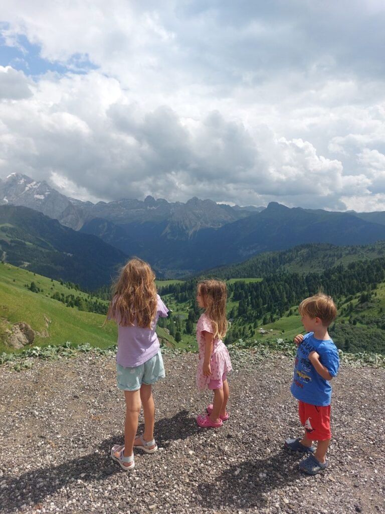 Ninos en Passo Sella en Dolomitas, Italia mirando hacia la montana