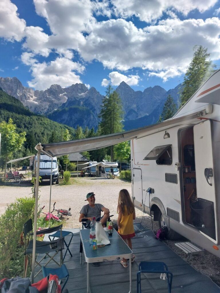un padre y hija delante de autocaravana en Kranjska Gora en Eslovenia