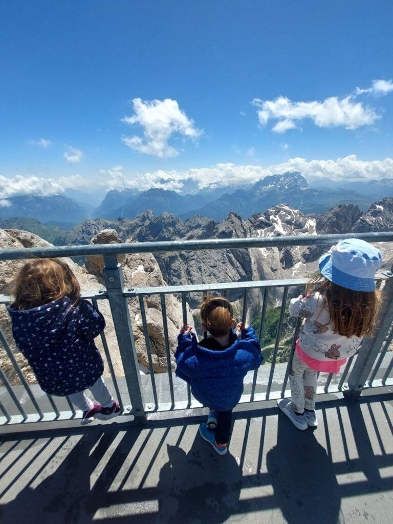 Ninos en Marmolada, Dolomitas, Italia