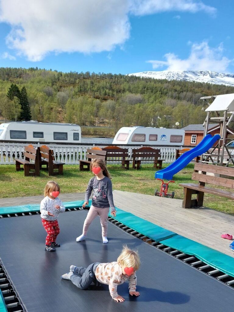 Ninos saltando en cama elastica en Noruega