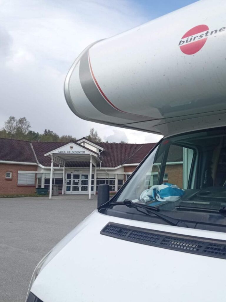 Autocaravana aparcada delante de centro medico en noruega