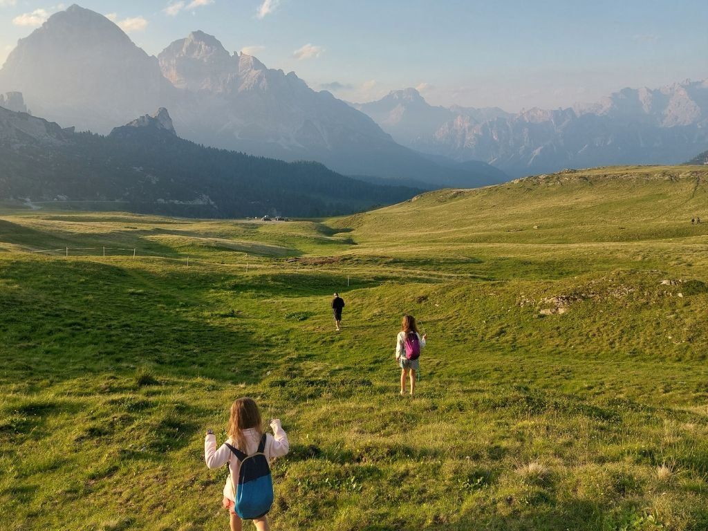 Ninos en passo Giau en Dolomitas italia