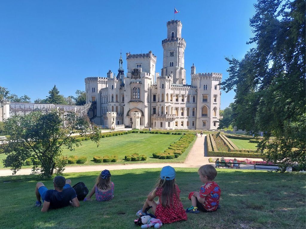 Ninos en frente de un castillo en Chequia