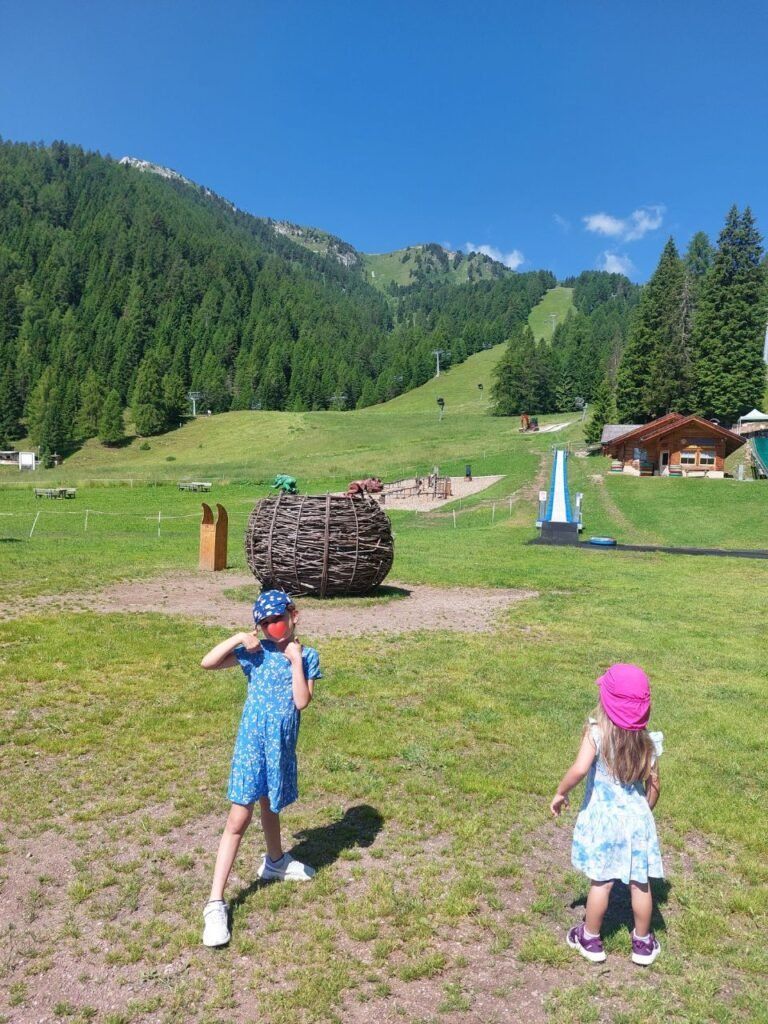 Dos ninas en Latemar, Val di Fiemme, Dolomitas.