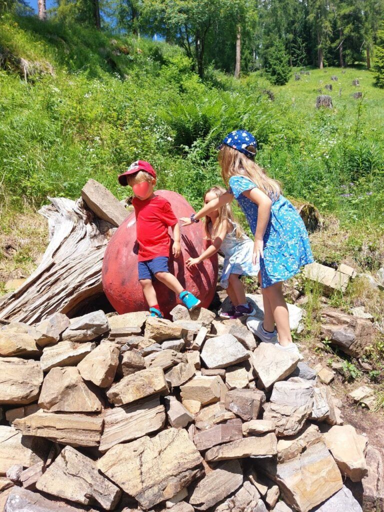 ninos en la montana, Gardone, Dolomitas, Italia El Foresta dei Draghi