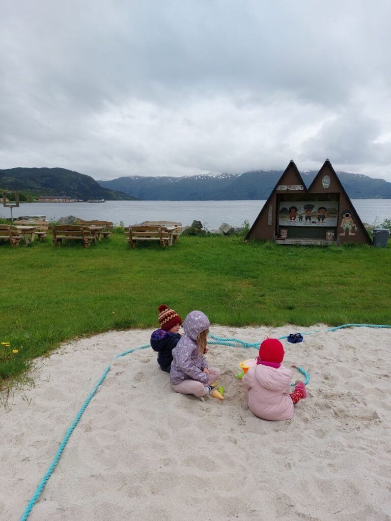 Ninos jugando en la arena en Noruega