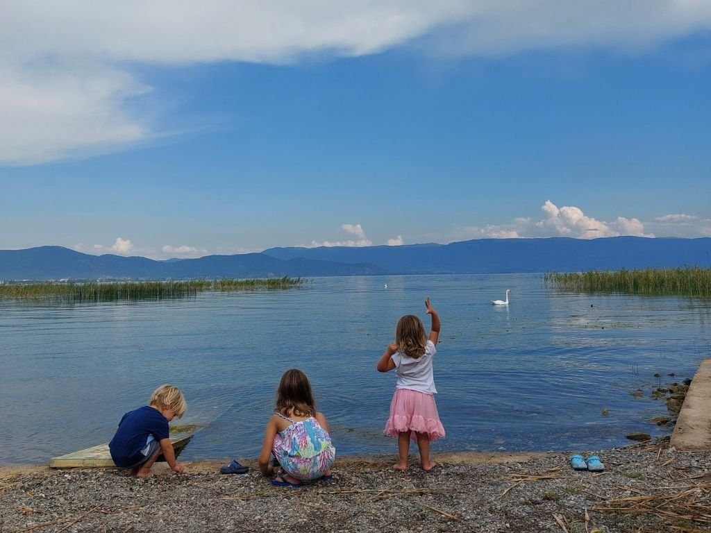 ninos jugando en macedonia del norte en frente del lago